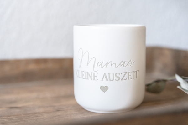 Personalisierte Keramik-Tasse mit Gravur. Matter Becher mit Wunschtext & Herz – stilvolle Geschenkidee für Mama, Freundin & Lieblingsmenschen.